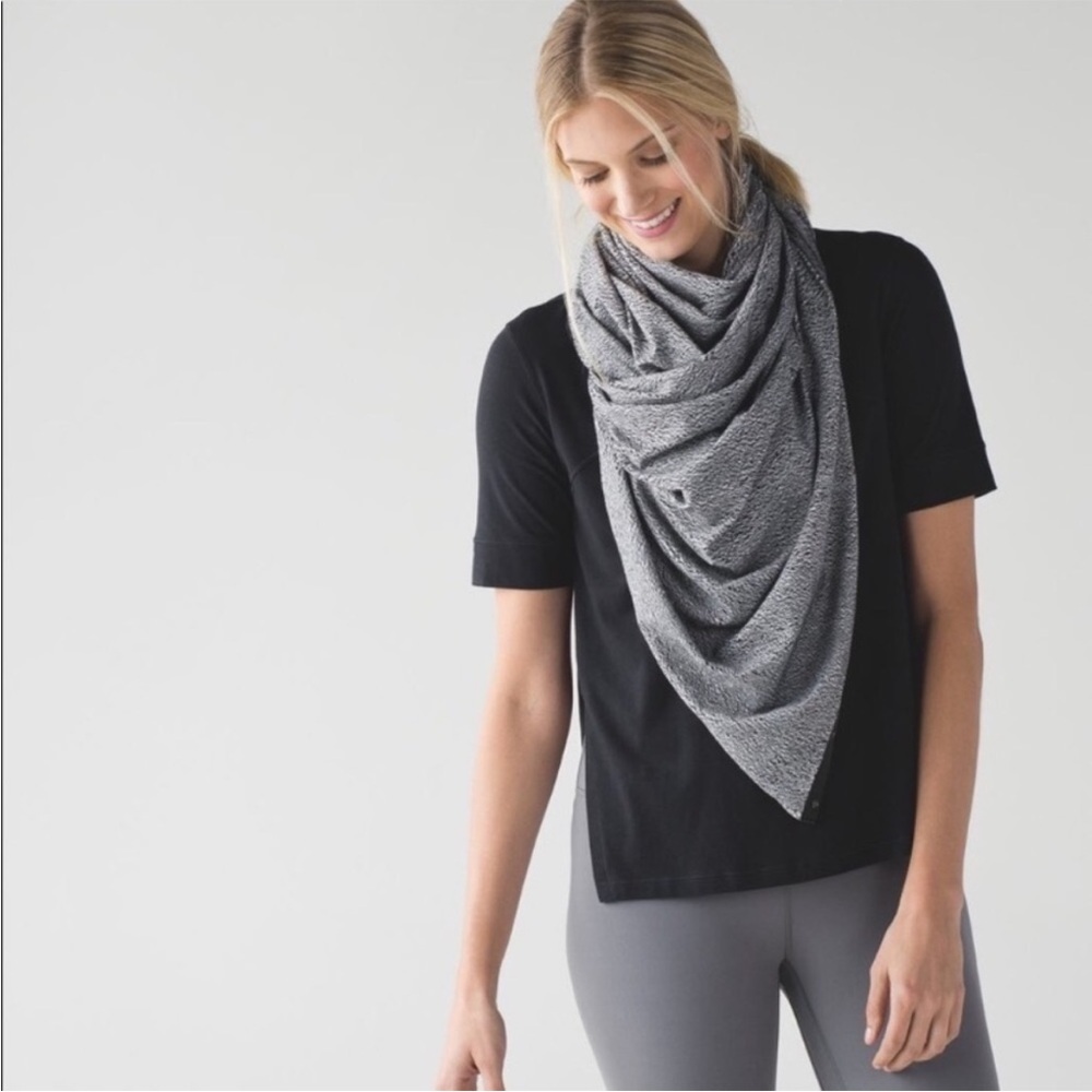 LULULEMON Space Dye Vinyasa Wrap Scarf Gray White